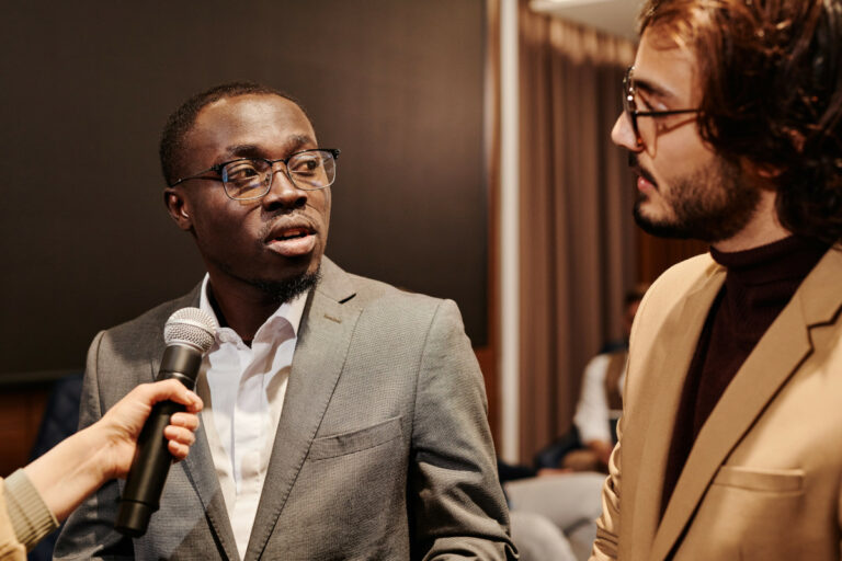 un homme qui parle-min
